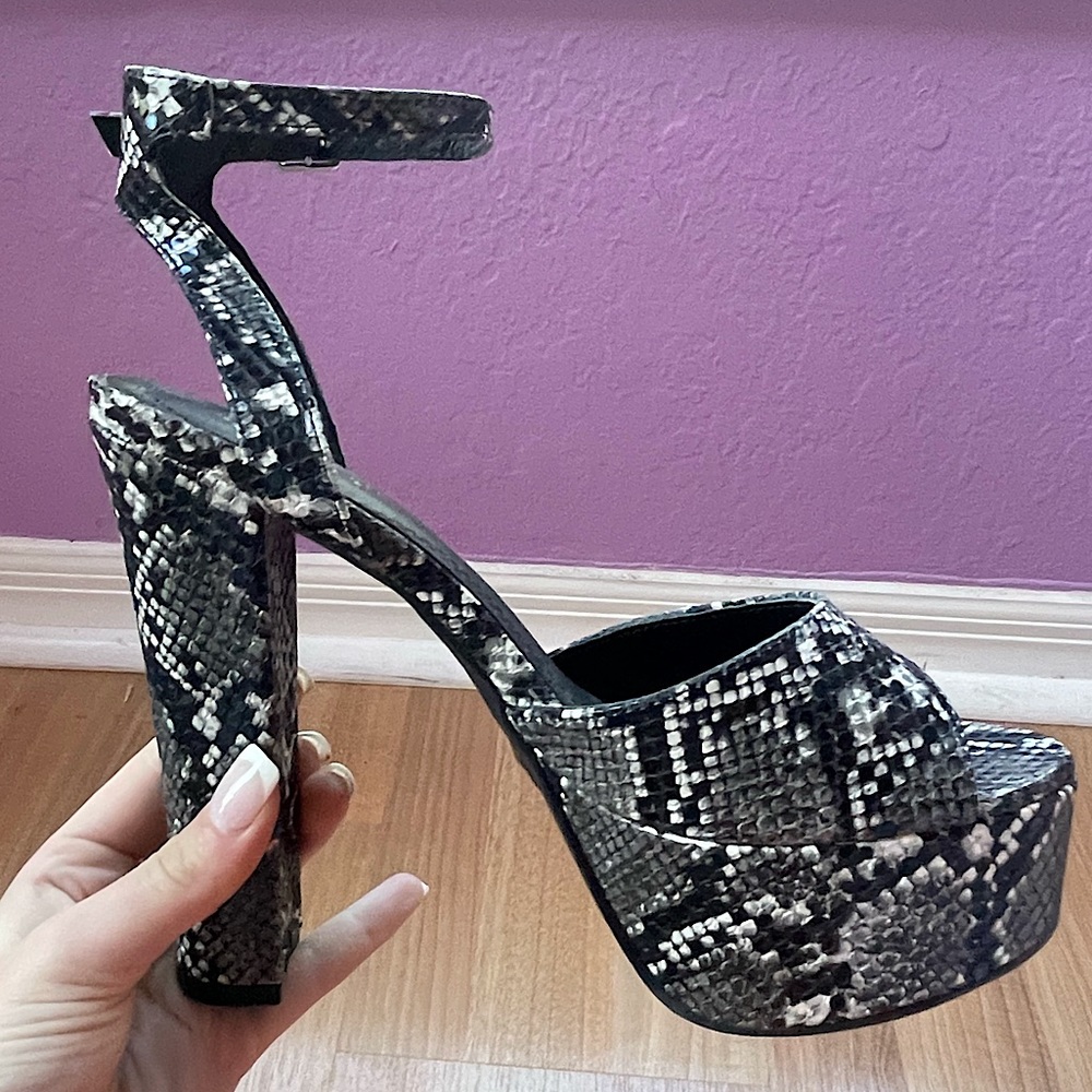 Beautiful snake skin pumps! Unfortunately too big for me. Never worn.